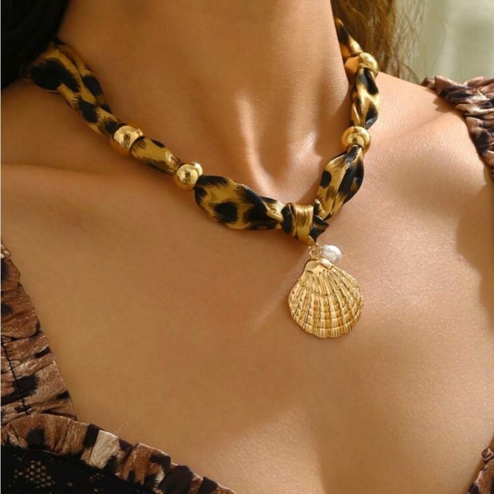 🐆🐆🐆BOGOHO 🐆🐆🐆Leopard Print Scarf Necklace with Gold Shell Pendant